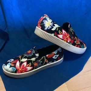 Efe rare floral, small platform runners like new size 7 extremely well-m…